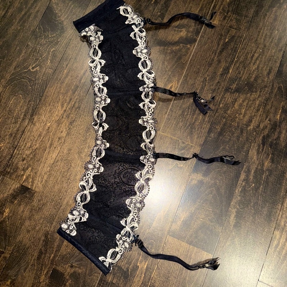 Vintage NWT VS Sexy Lace Garter Belt